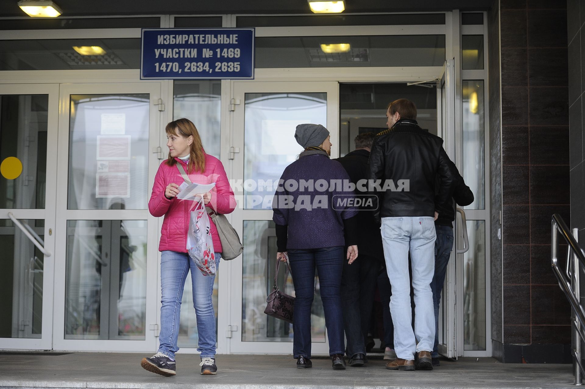 Екатеринбург. Общегородской опрос горожан о месте строительства храма святой Екатерины. В мае 2019 из-за решения властей строить храм на месте сквера у драматичкого театра произожли массовые протесты, после чего было принято решение о проведении опроса.