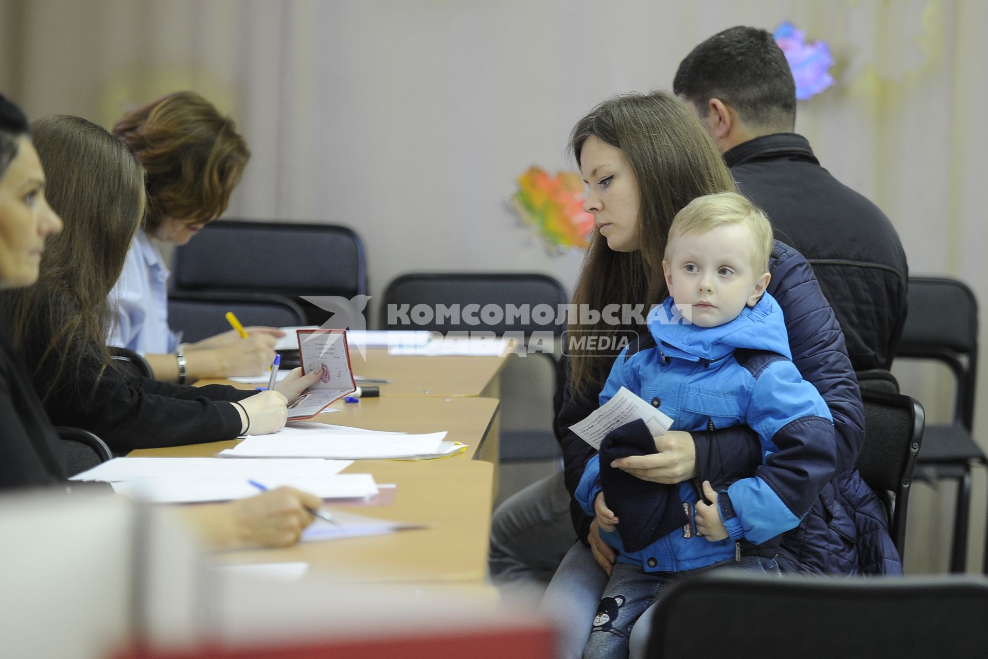 Екатеринбург. Общегородской опрос горожан о месте строительства храма святой Екатерины. В мае 2019 из-за решения властей строить храм на месте сквера у драматичкого театра произожли массовые протесты, после чего было принято решение о проведении опроса.