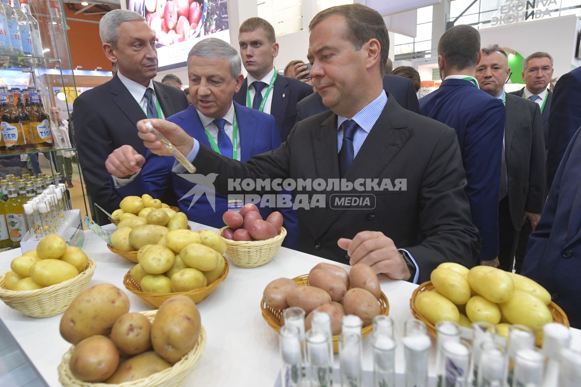 Москва.   Глава Республики Северная Осетия Алания Вячеслав Битаров (второй слева) и премьер-министр РФ Дмитрий Медведев (в центре) во время осмотра экспозиции XXI Российской агропромышленной выставки `Золотая осень`  на ВДНХ.