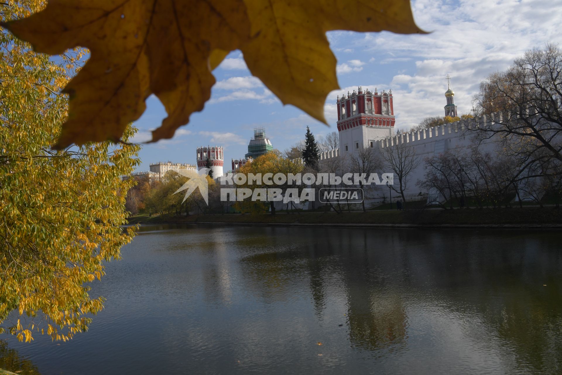 Москва.    Вид на Новодевичий монастырь.