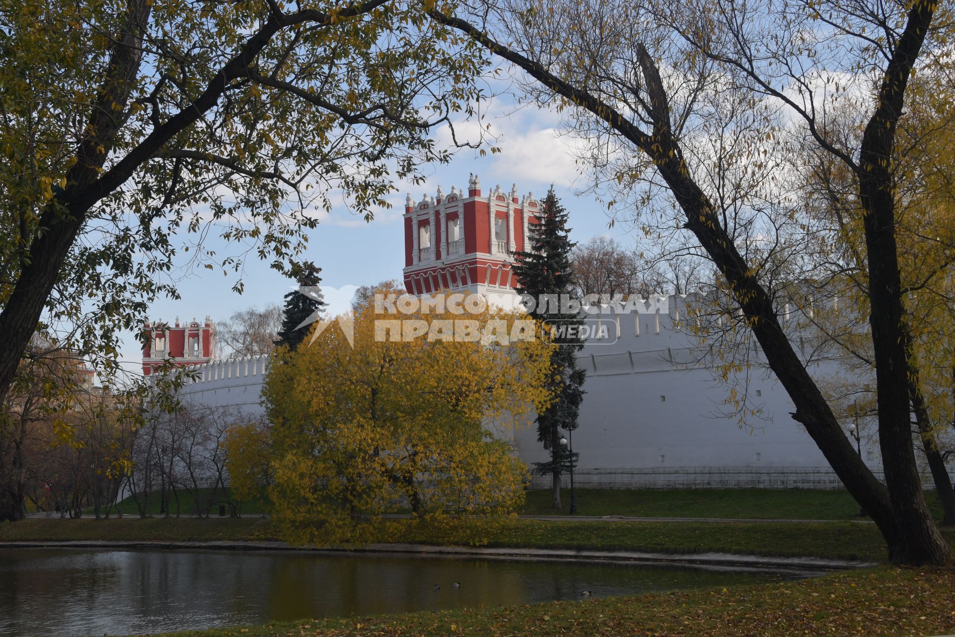 Москва.    Вид на Новодевичий монастырь.