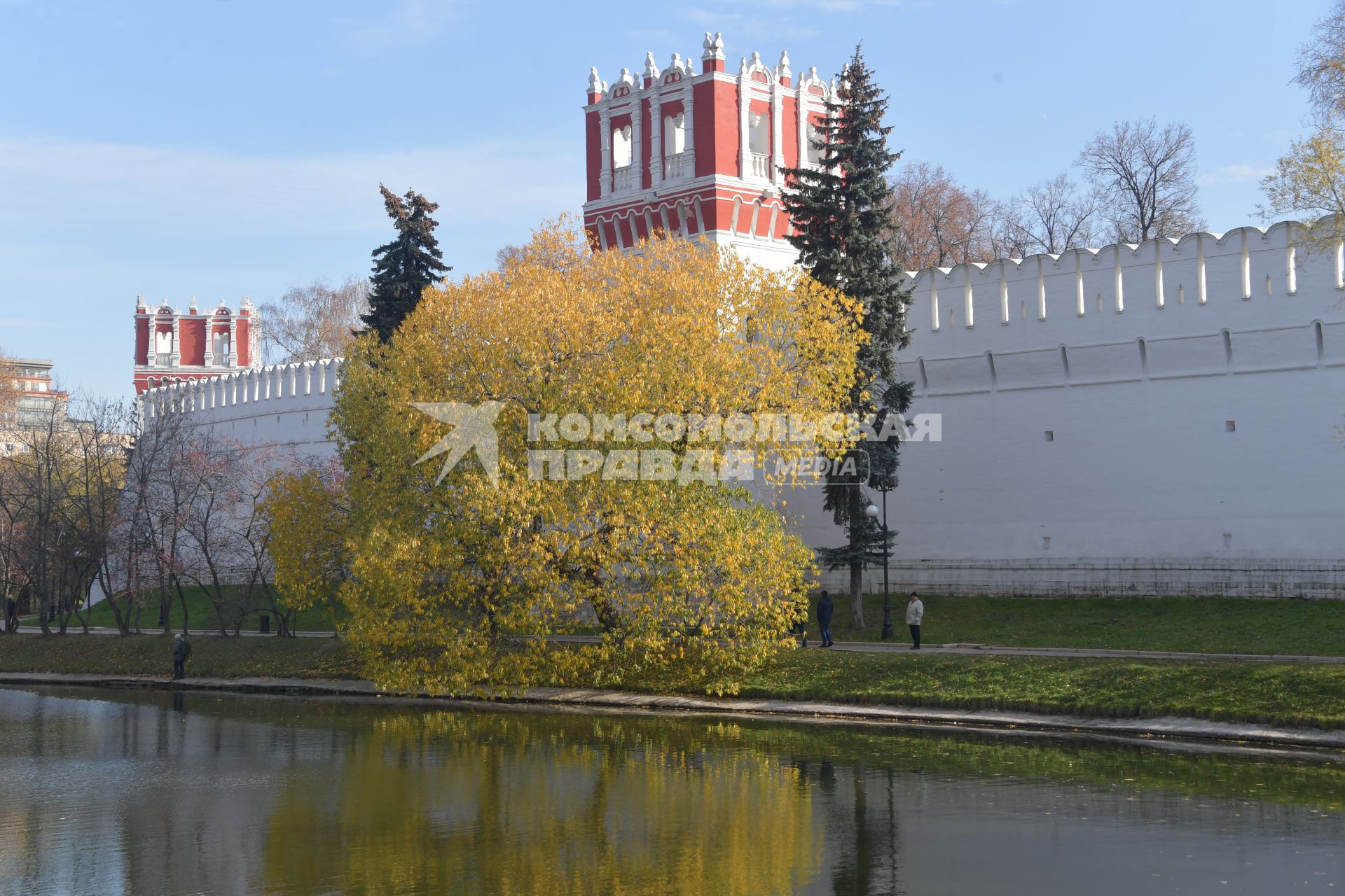 Москва.    Вид на Новодевичий монастырь.