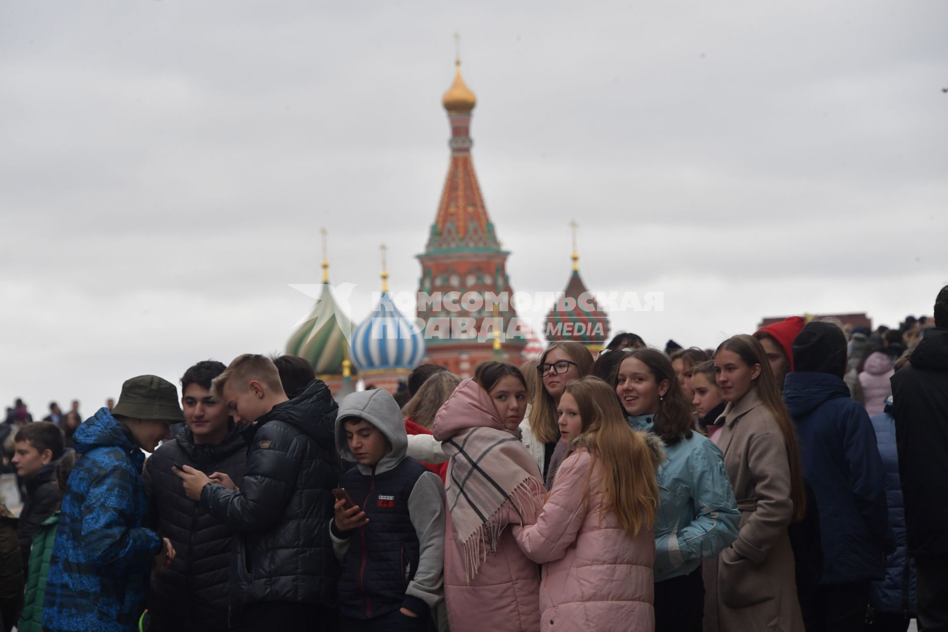 Москва.  Дети на Красной площади.