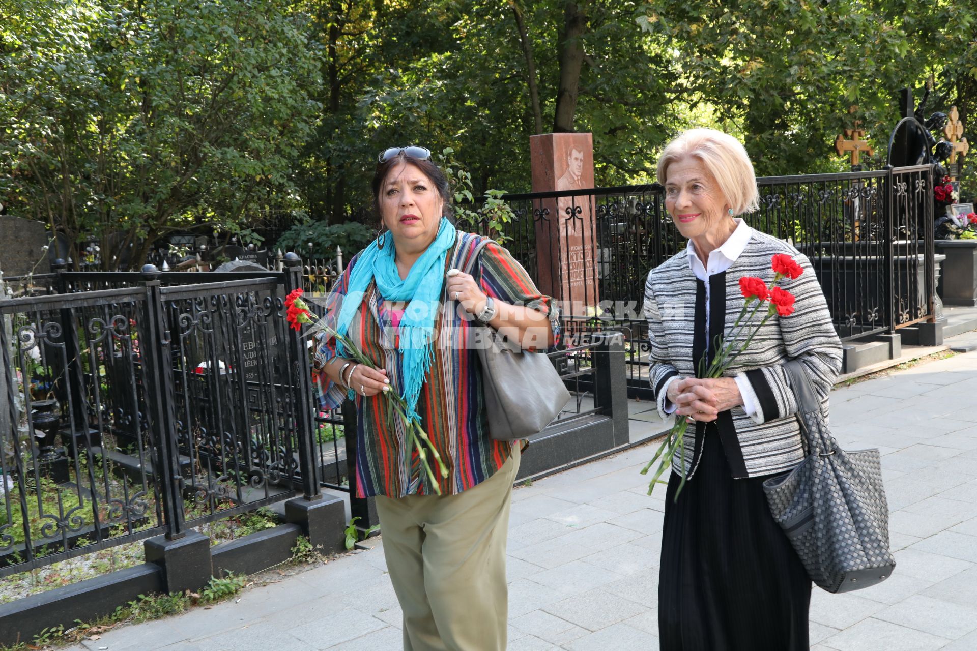 Диск356. Ваганьковское кладбище. Актеры театра Сатиры на могиле Валентина Плучека. 2019. На снимке: актриса Зинаида Матросова и Лилия Шарапова (справа)