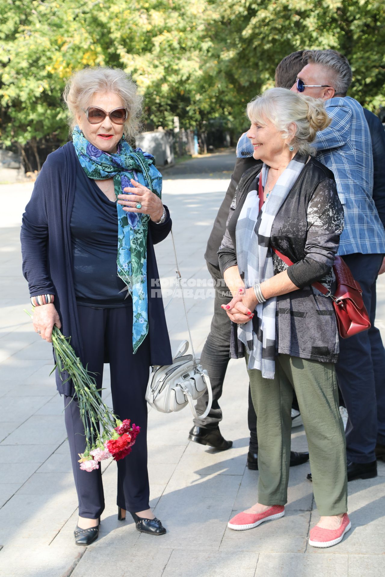 Диск356. Ваганьковское кладбище. Актеры театра Сатиры на могиле Валентина Плучека. 2019. На снимке: актрисы Зоя Зелинская и Нина Корниенко (справа)