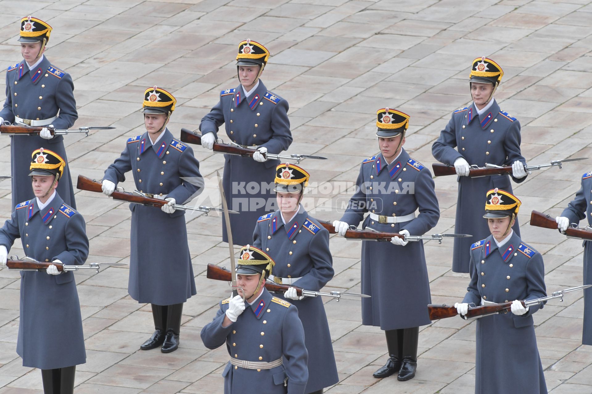 Москва. Военнослужащие Президентского полка во время церемонии развода пеших и конных караулов на Соборной площади Московского Кремля.