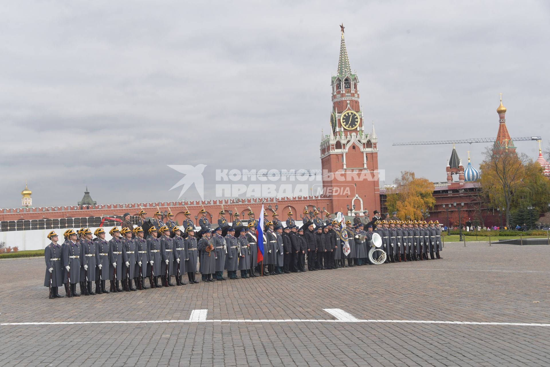 Москва. Военнослужащие Президентского полка перед началом  церемонии развода пеших и конных караулов на Соборной площади Московского Кремля.