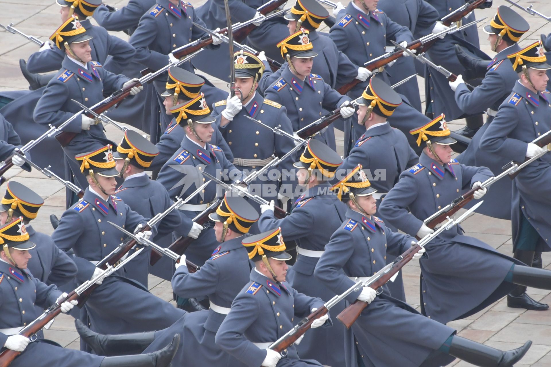 Москва. Военнослужащие Президентского полка во время церемонии развода пеших и конных караулов на Соборной площади Московского Кремля.