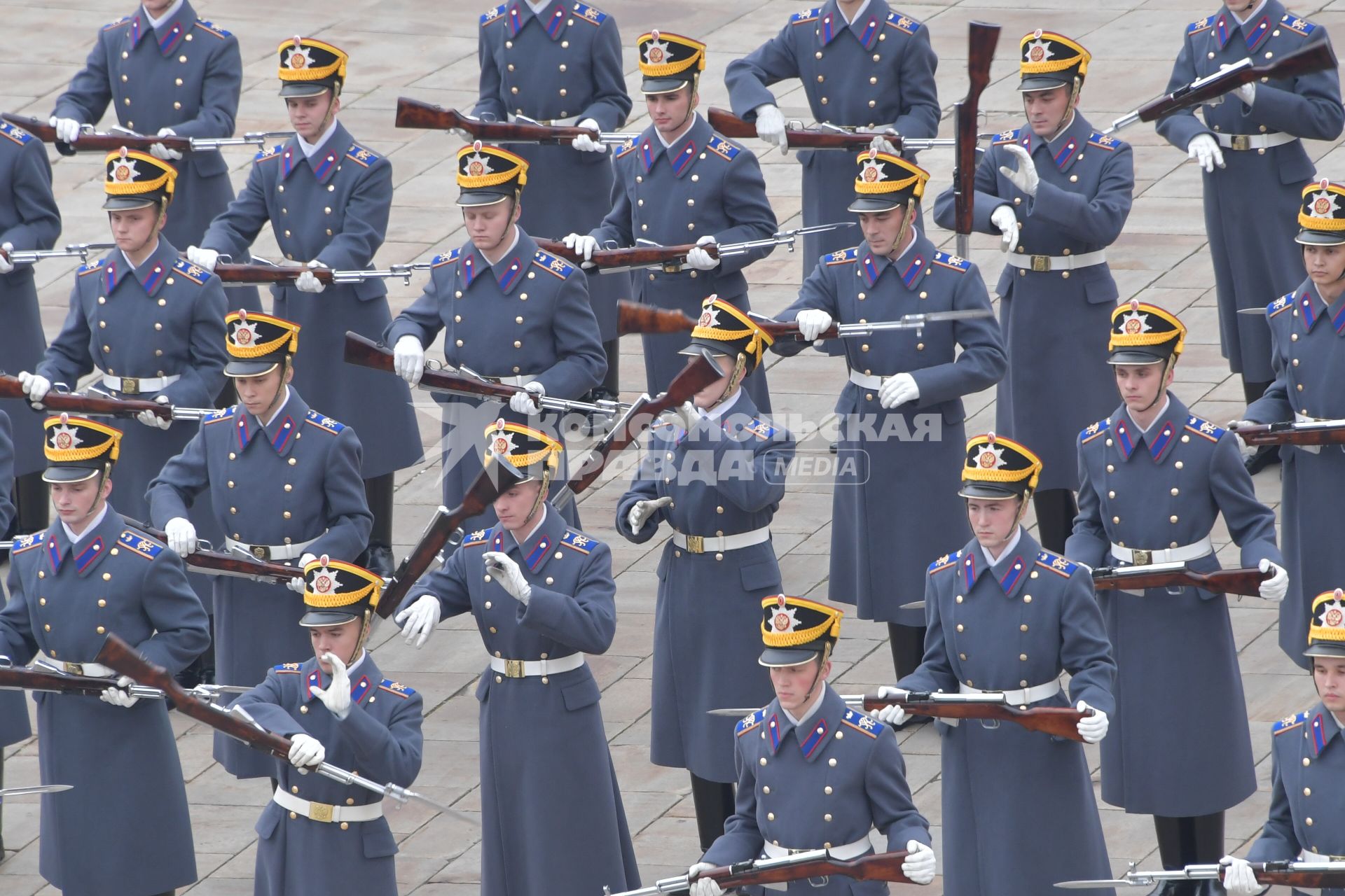 Москва. Военнослужащие Президентского полка во время церемонии развода пеших и конных караулов на Соборной площади Московского Кремля.