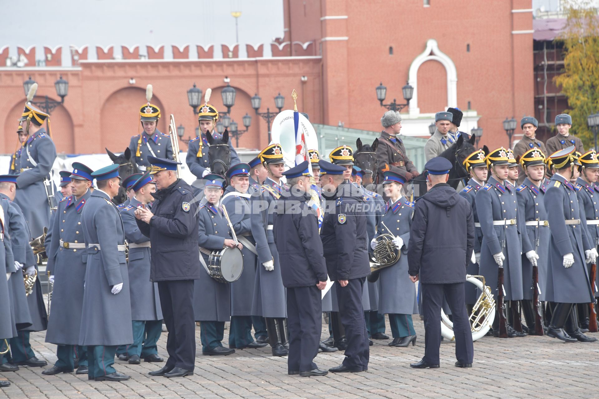 Москва. Военнослужащие Президентского полка перед началом  церемонии развода пеших и конных караулов на Соборной площади Московского Кремля.