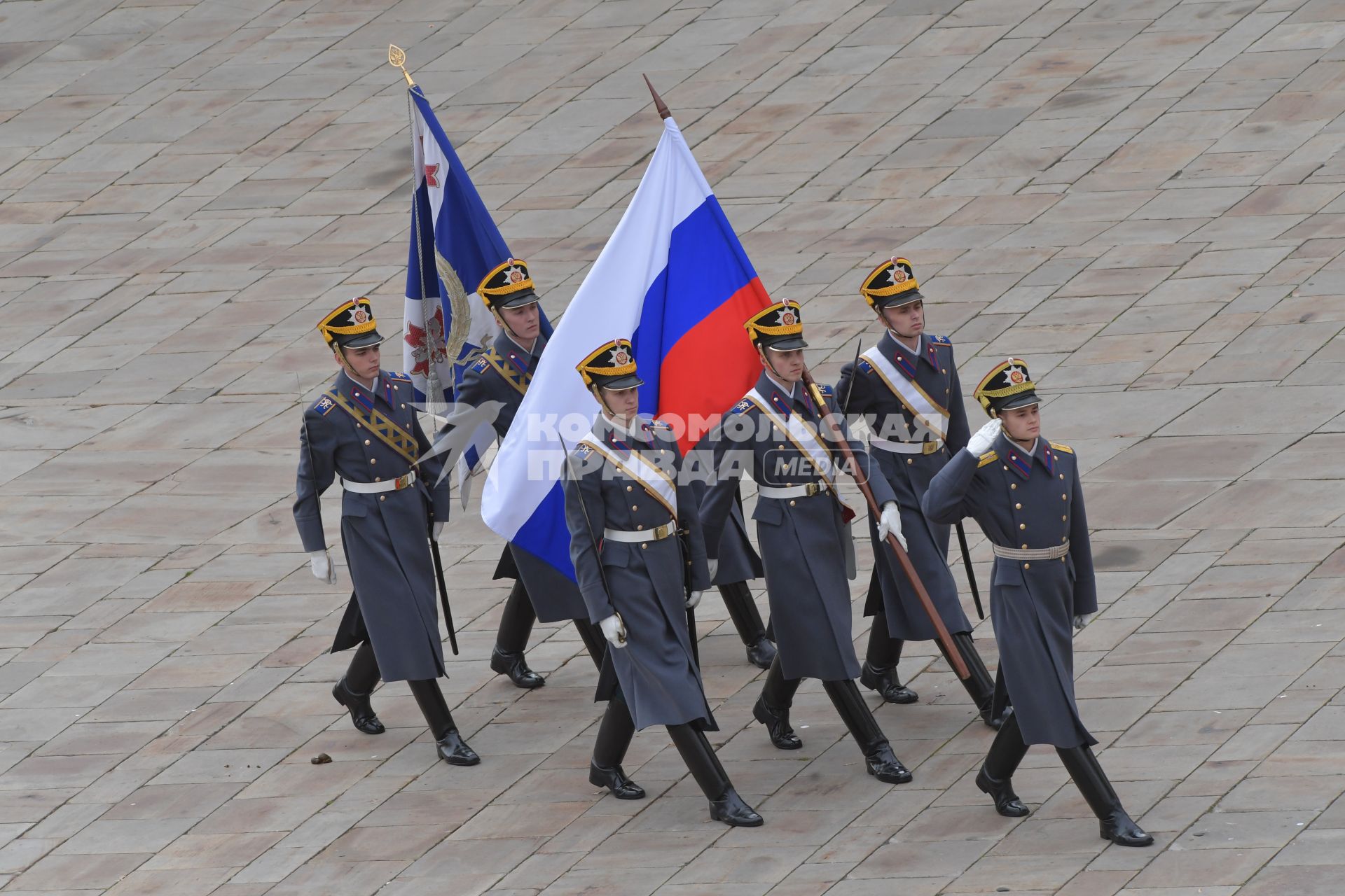 Москва. Военнослужащие Президентского полка во время церемонии развода пеших и конных караулов на Соборной площади Московского Кремля.