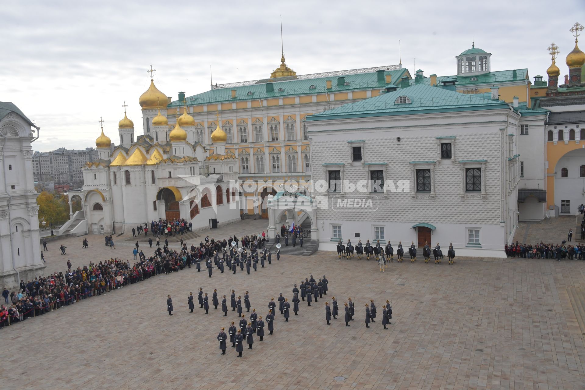 Москва. Военнослужащие Президентского полка во время церемонии развода пеших и конных караулов на Соборной площади Московского Кремля.