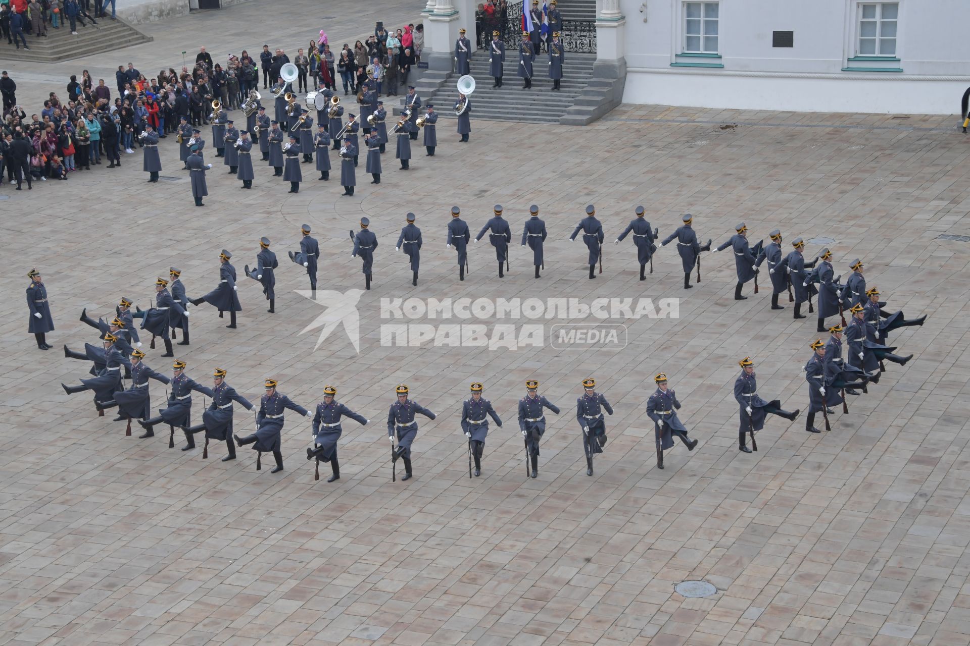 Москва. Военнослужащие Президентского полка во время церемонии развода пеших и конных караулов на Соборной площади Московского Кремля.