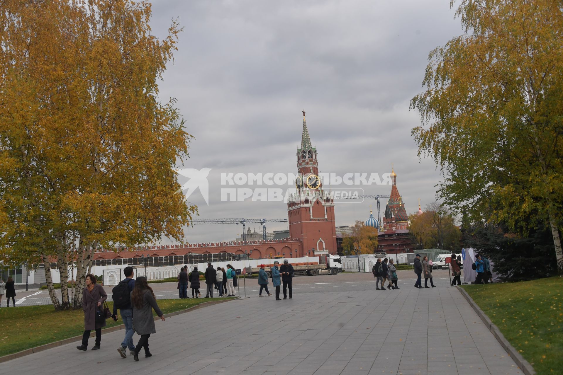 Москва.  Туристы на Ивановской площади Московского Кремля.