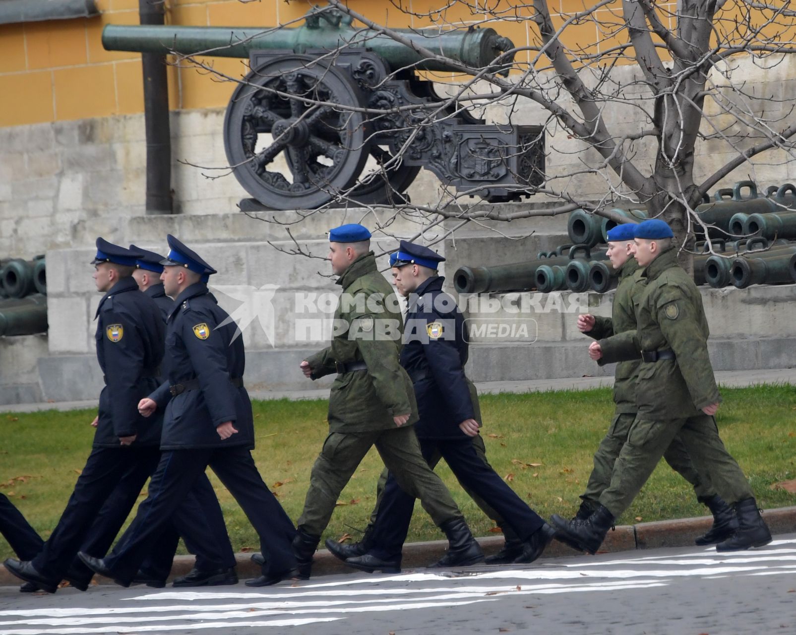 Москва.  Военнослужащие у здания Арсенала на территории Московского Кремля.