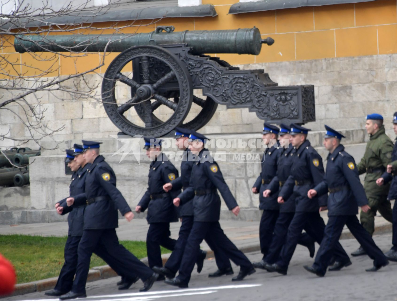 Москва.  Военнослужащие у здания Арсенала на территории Московского Кремля.