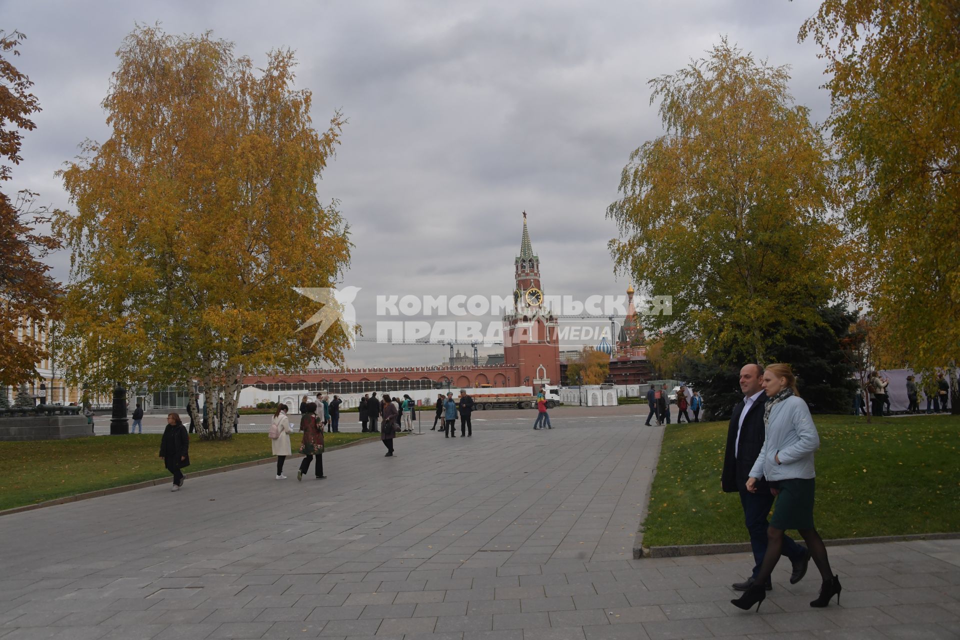 Москва.  Туристы на Ивановской площади Московского Кремля.