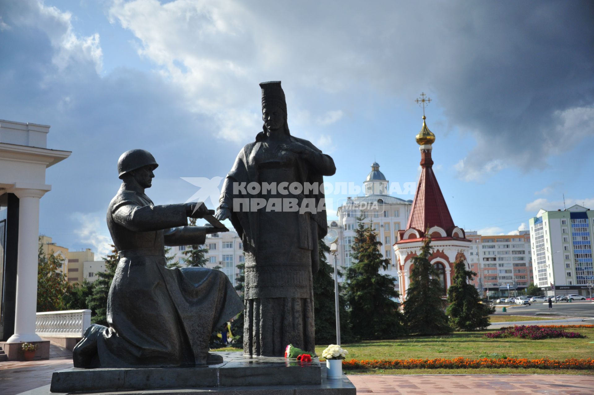 Саранск. Памятник `Мать-Мордовия вручает меч сыну-солдату` на территории мемориального комплекса воинам Мордовии, павшим в годы Великой Отечественной войны.