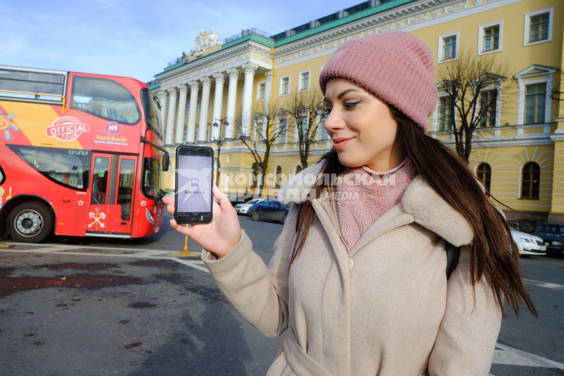 Санкт-Петербург. Девушка демонстрирует приложение `Яндекс.Транспорт` в мобильном телефоне.