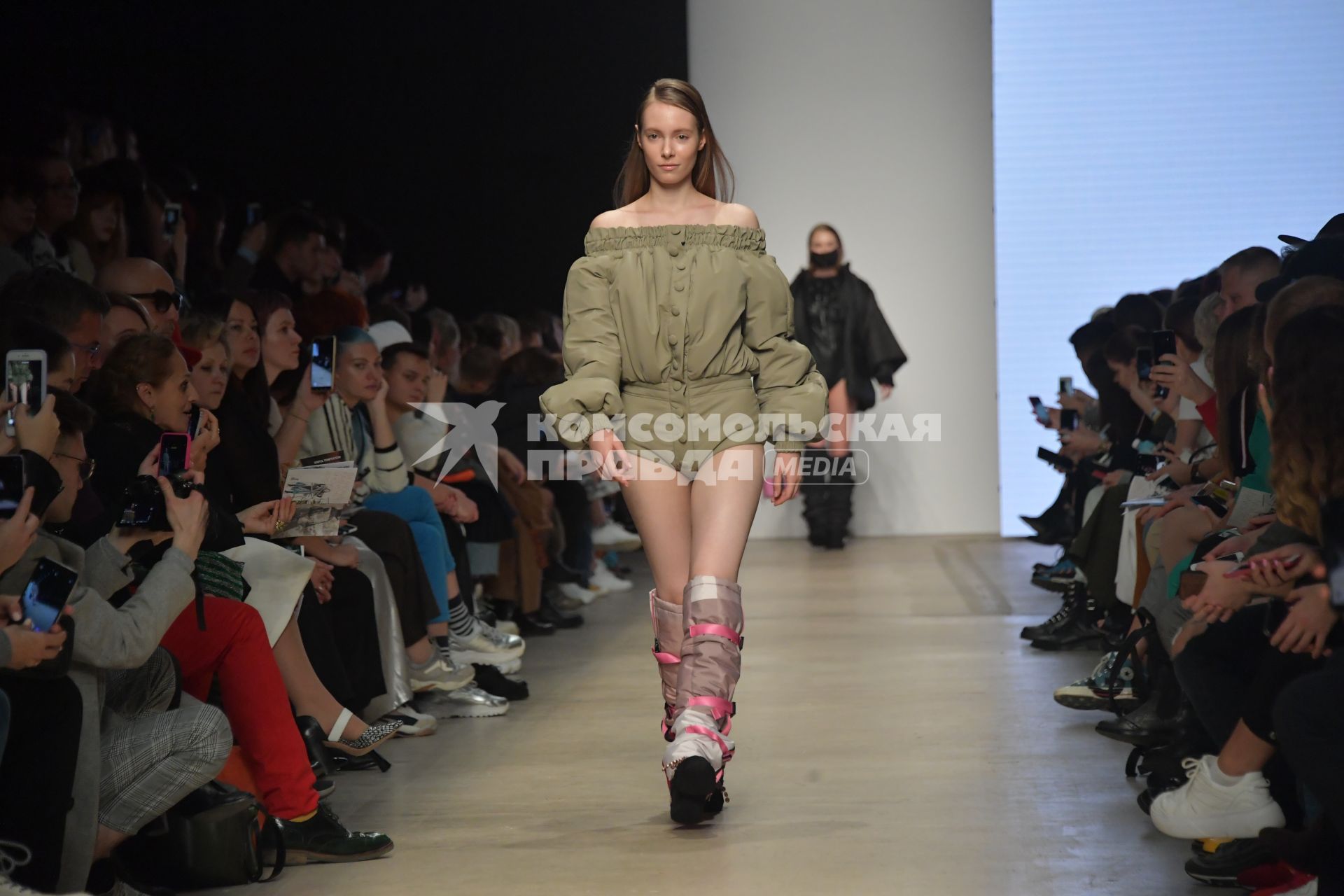 Москва.  Модель во время показа на неделе моды Mercedes-Benz Fashion Week Russia