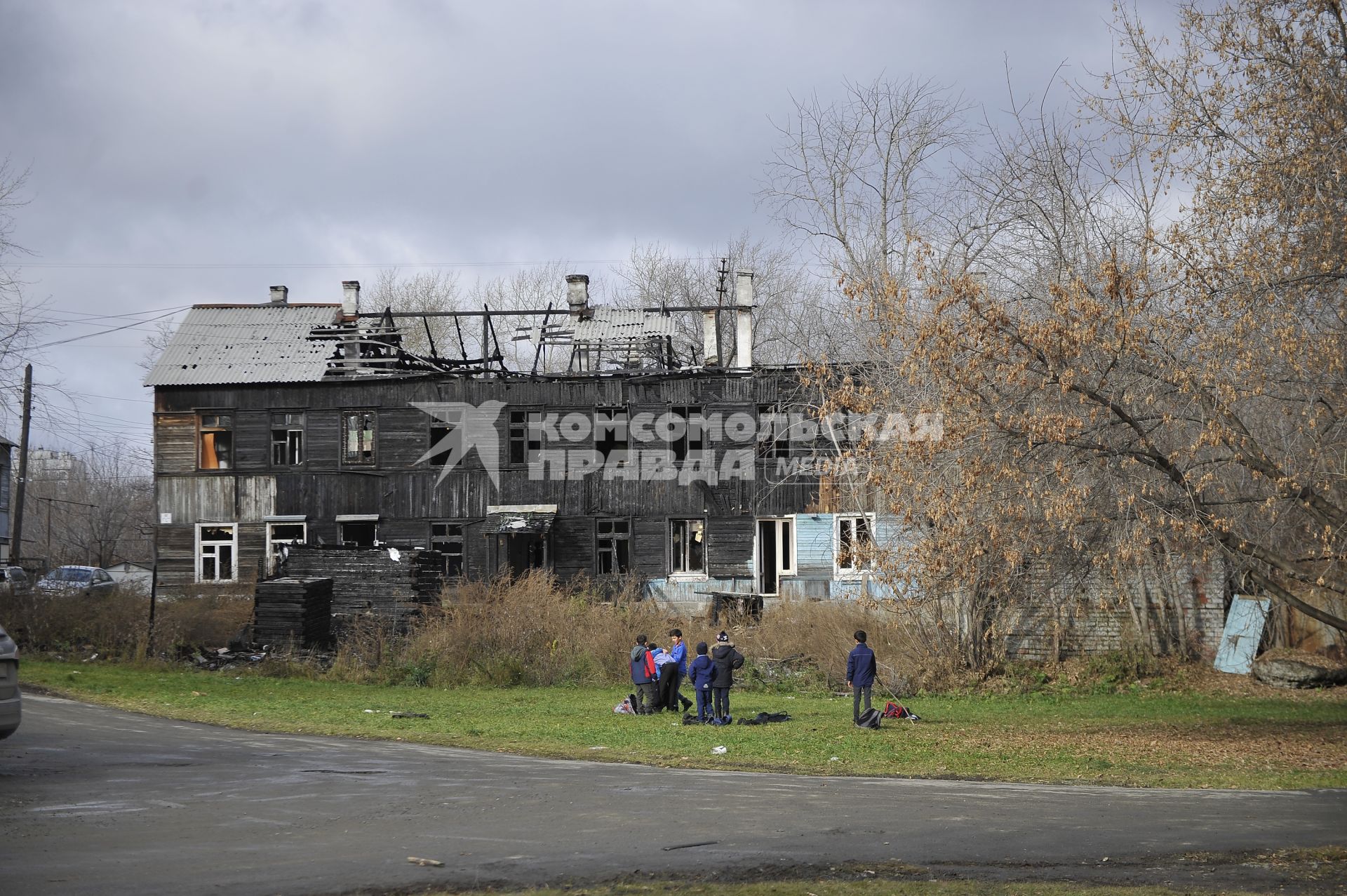 Екатеринбург. Дети играют у сгоревшего барака возле школы