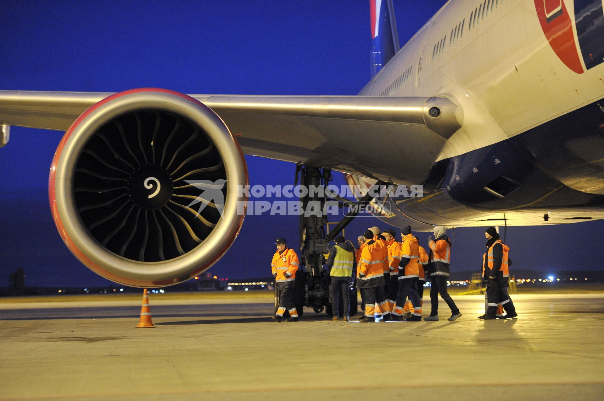 Екатеринбург. Аэропорт \'Кольцово\'. Самолет Боинг-777 авиакомпании \'Azur Air\' перед первым регулярным рейсом в Доминиканскую Республику