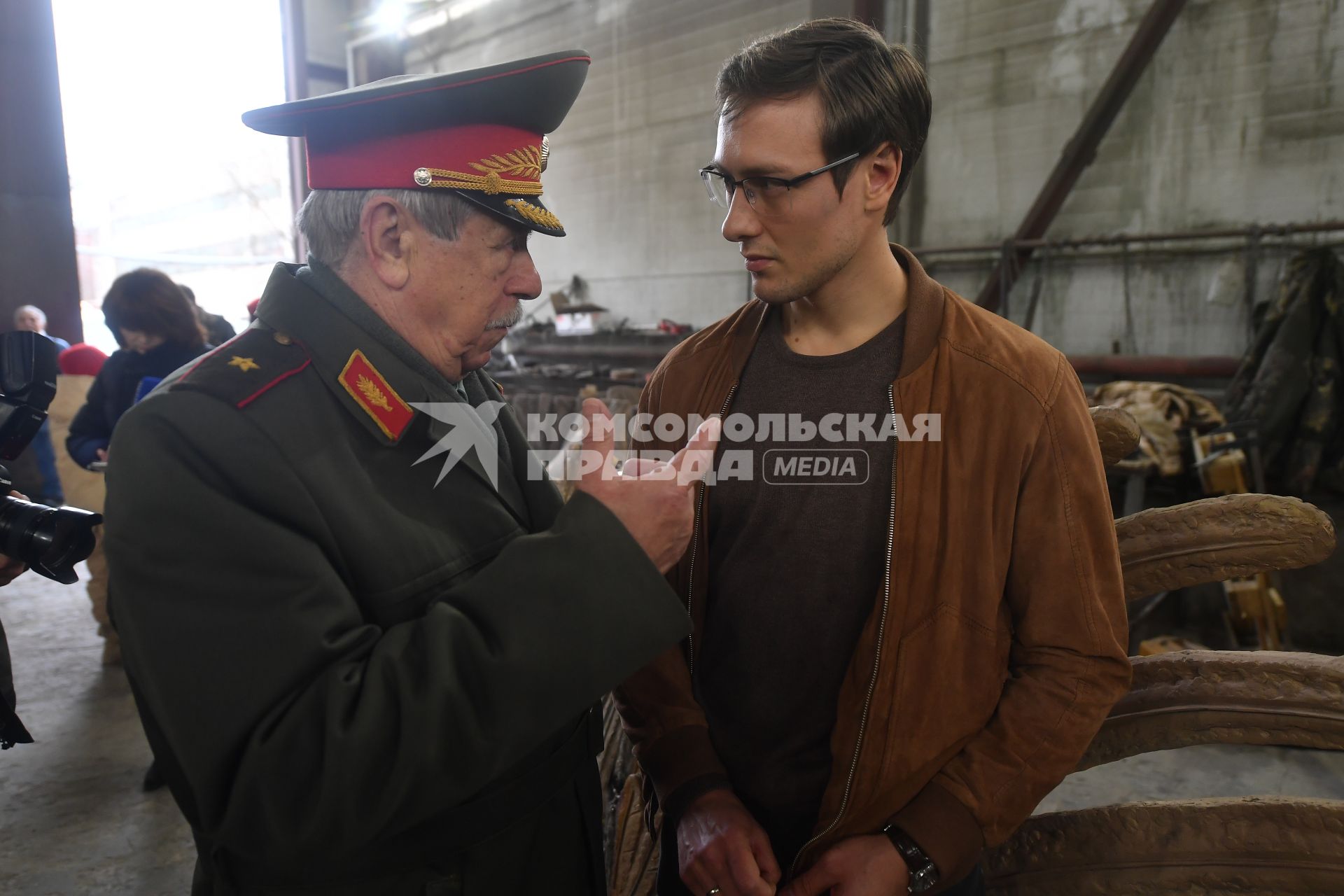 Московская область, Солнечногорск. Автор  Ржевсого мемориала Советскому солдату скульптор Андрей Коробцов (справа) и ветераны ВОВ  на территории мастерской  скульптора Александра Рукавишникова, где завершаются работы по отливке основной части бронзовой композиции.