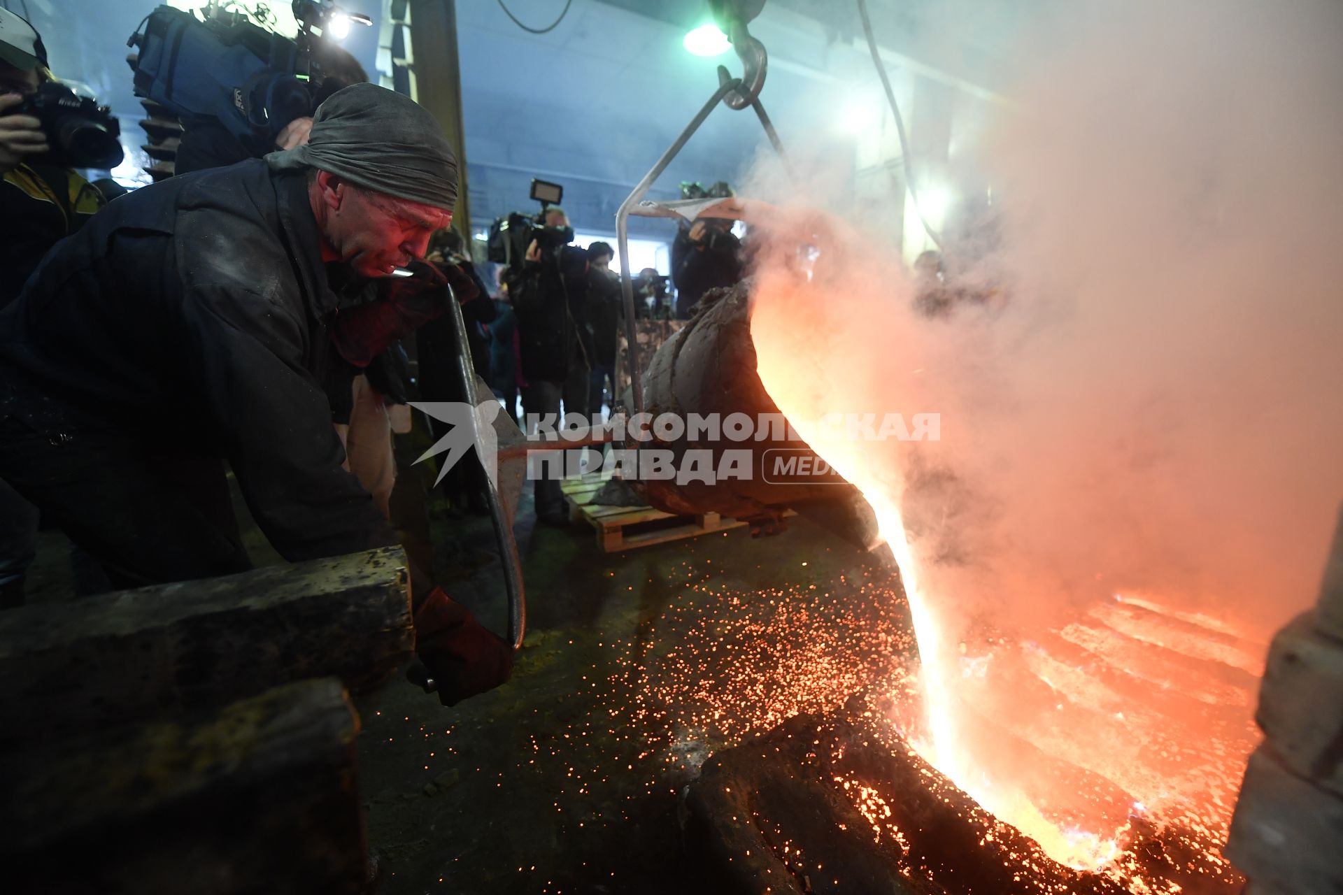 Московская область, Солнечногорск. Рабочие в литейном цеху скульптора Александра Рукавишникова, где завершаются работы по отливке основной части бронзовой композиции Ржевского мемориала Советскому солдату.