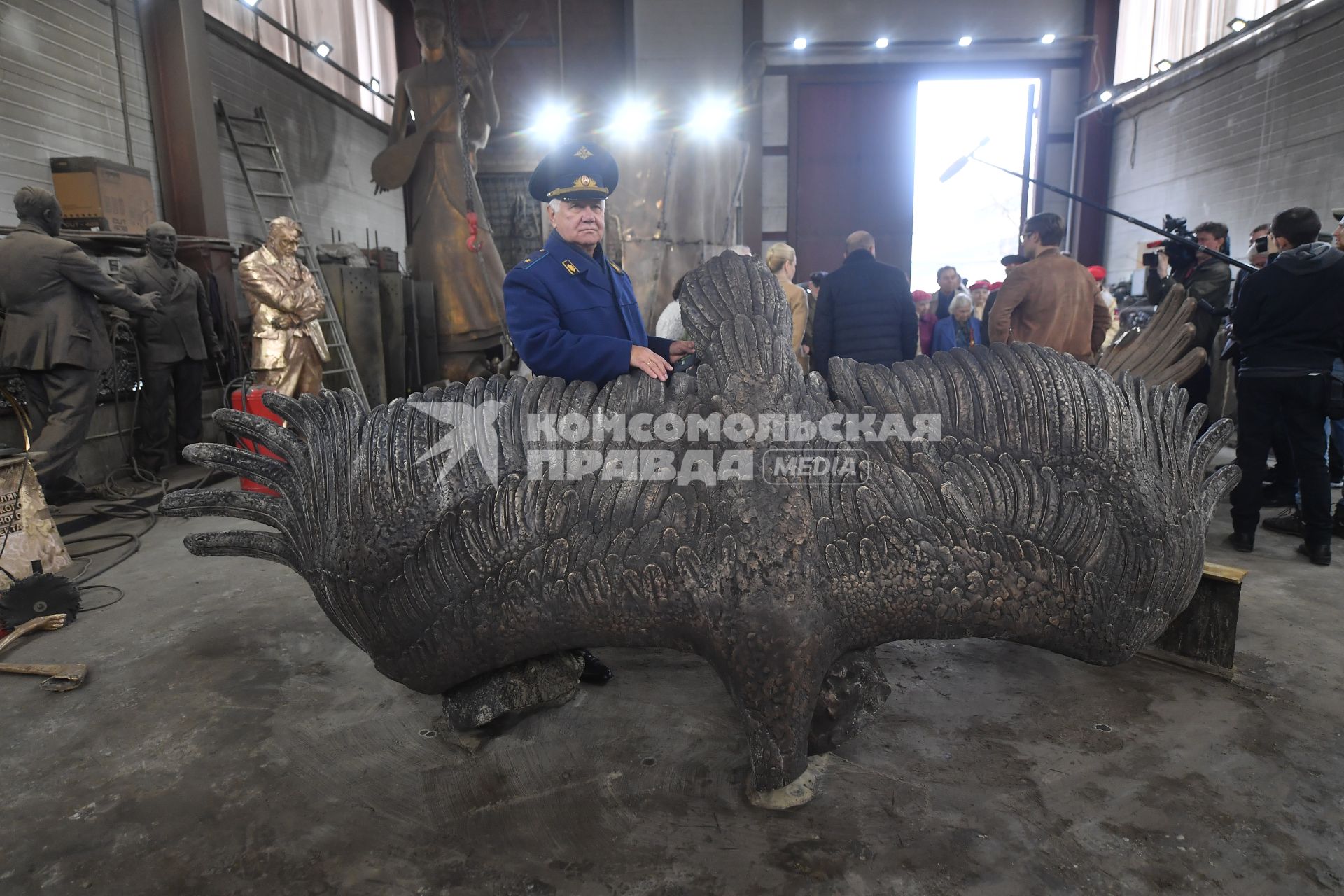 Московская область, Солнечногорск. Фрагменты бронзовых фигур для Ржевского мемориала Советскому солдату, на территории мастерской скульптора Александра Рукавишникова.