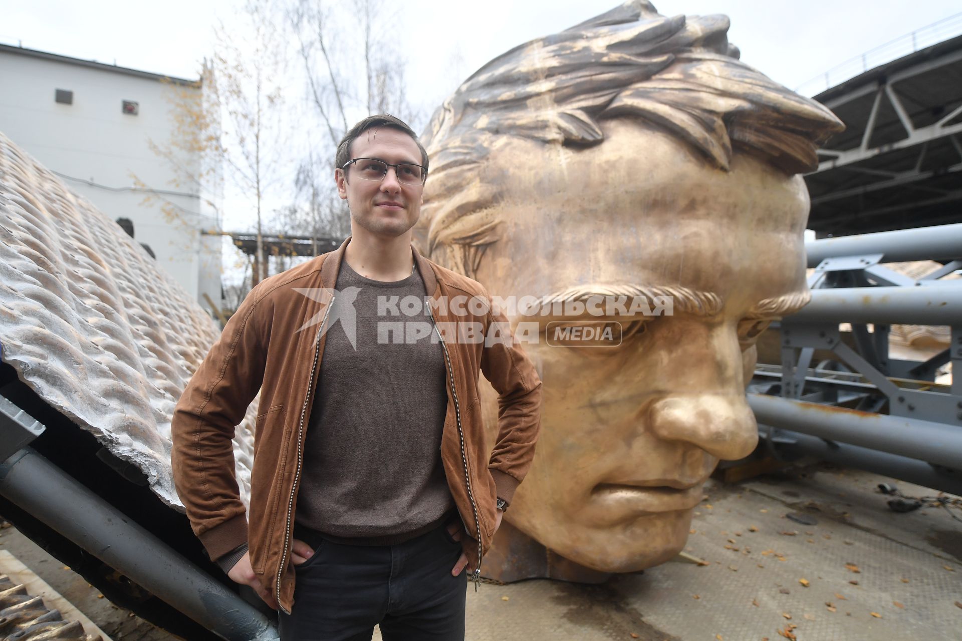 Московская область, Солнечногорск. Автор  Ржевсого мемориала Советскому солдату скульптор Андрей Коробцов у фрагмента  бронзовой фигуры  Ржевского мемориала на территории мастерской  скульптора Александра Рукавишникова.