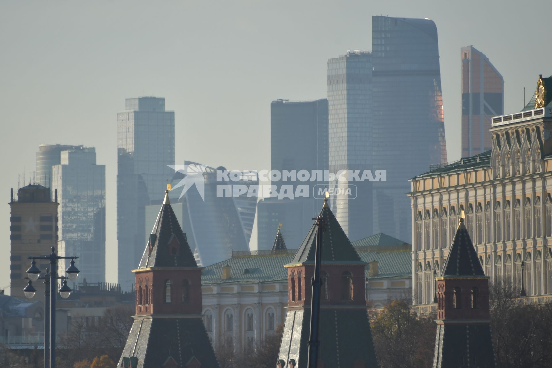 Москва. Вид на высотные здания Москва-Сити и  башни Московского кремля.