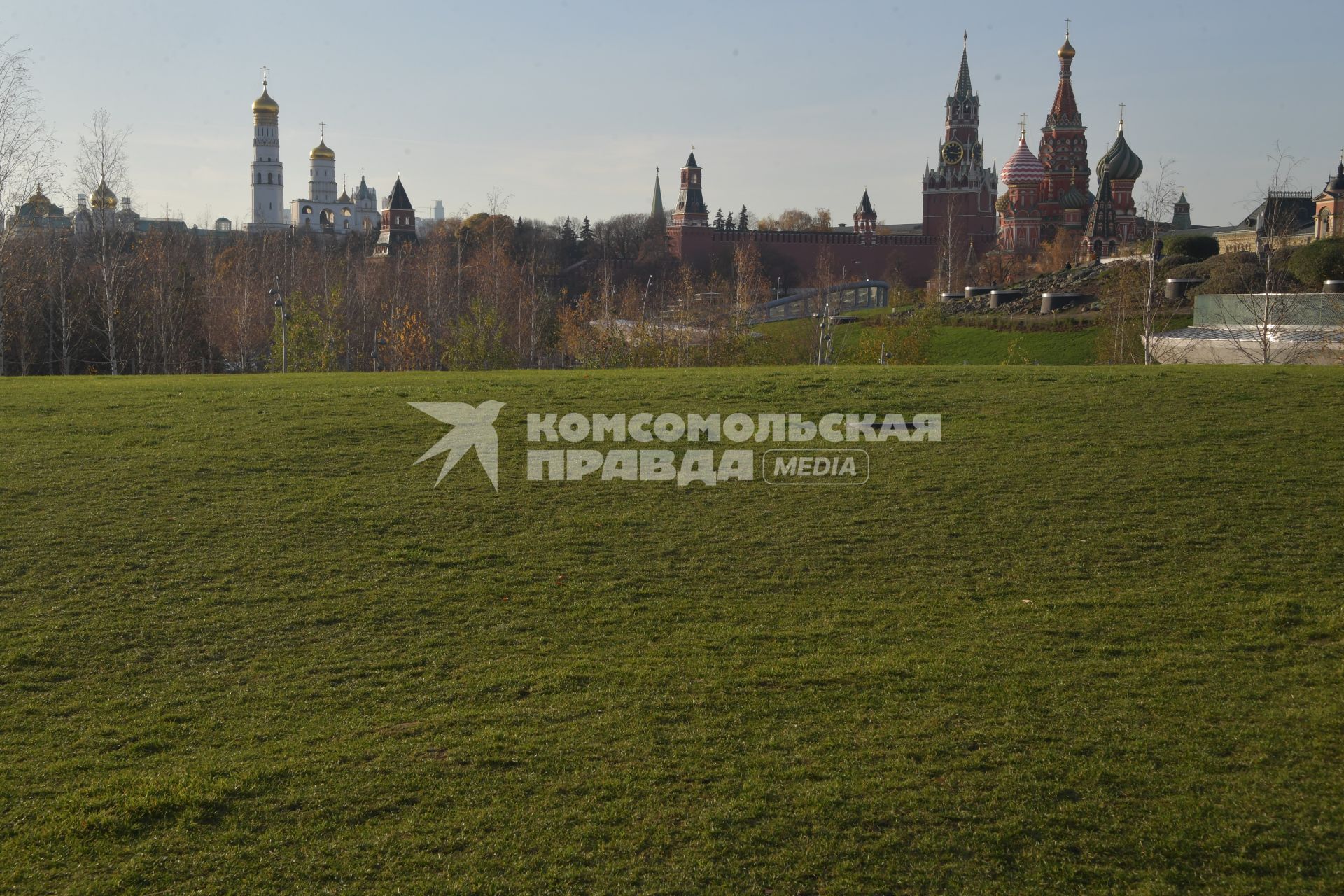 Москва. Вид на Кремль и храм Василия Блаженного  со стороны парка Зарядье.