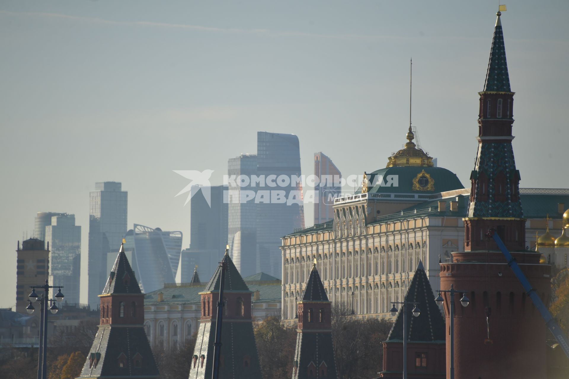 Москва. Вид на Большой Кремлевский дворец и башни Московского кремля.