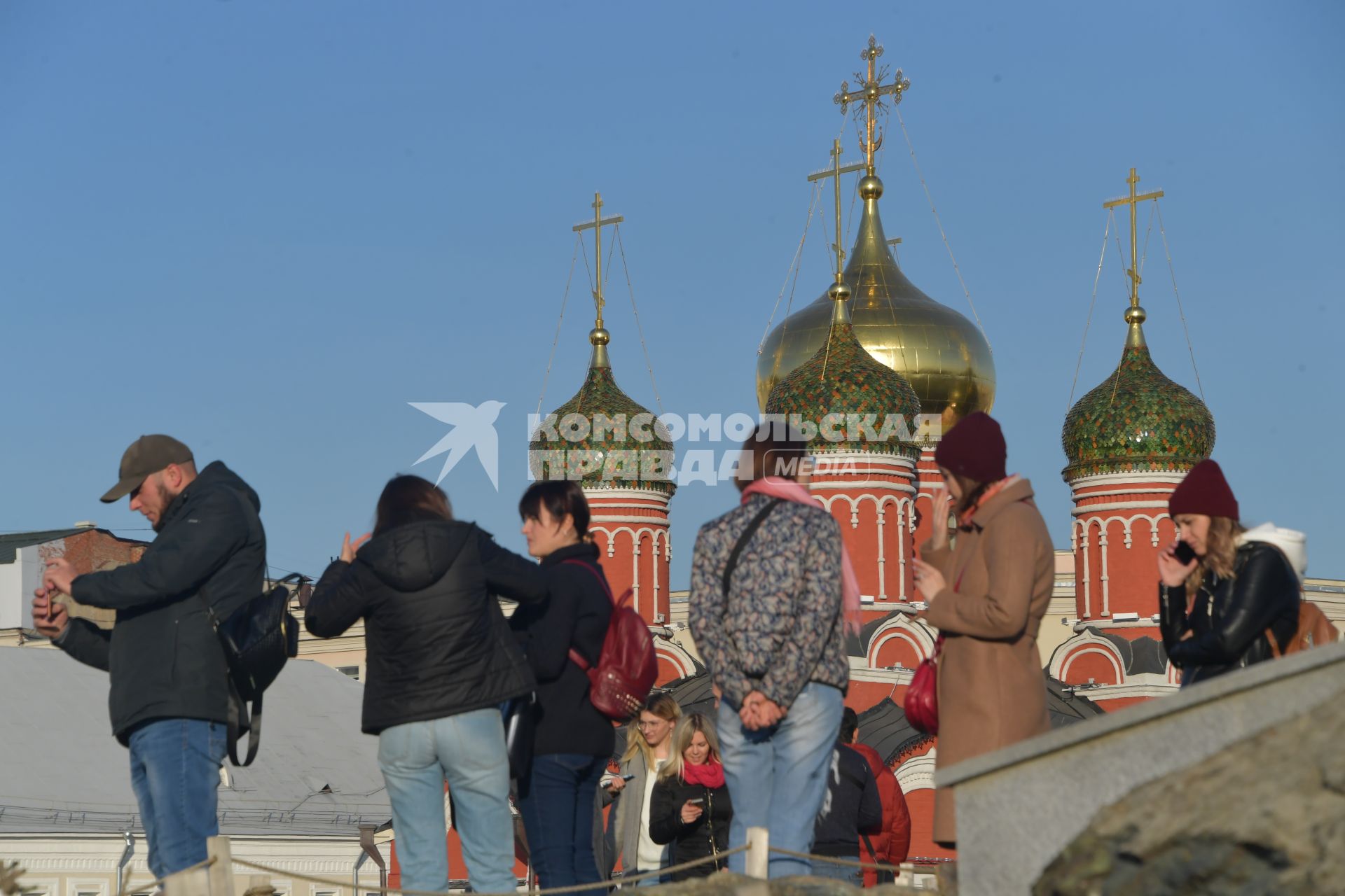 Москва. Посетители в парке Зарядье.