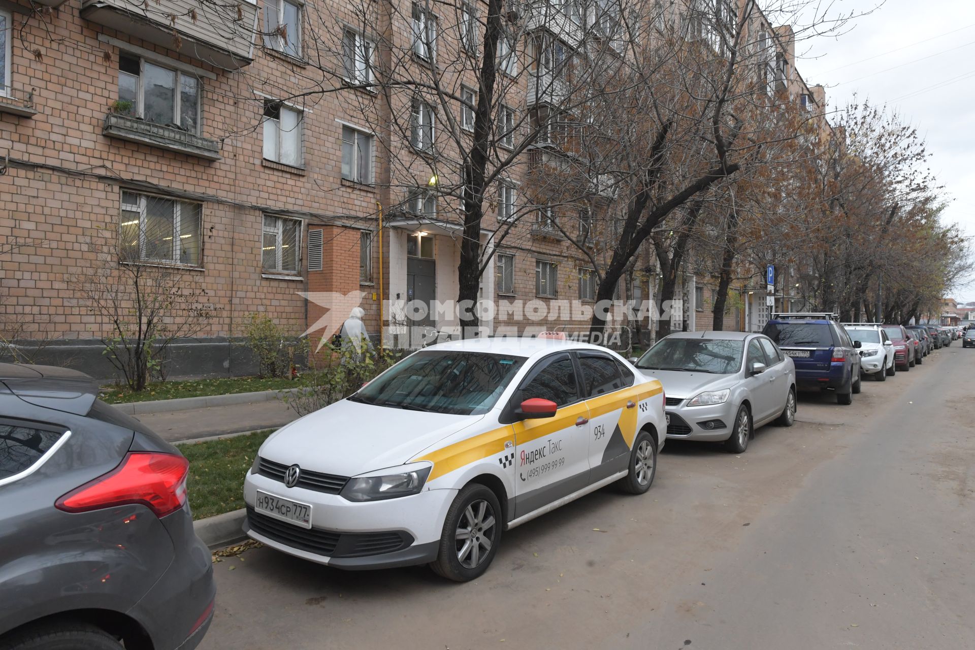 Москва.  Автомобиль сервиса `Яндекс.Такси` во дворе жилого дома.