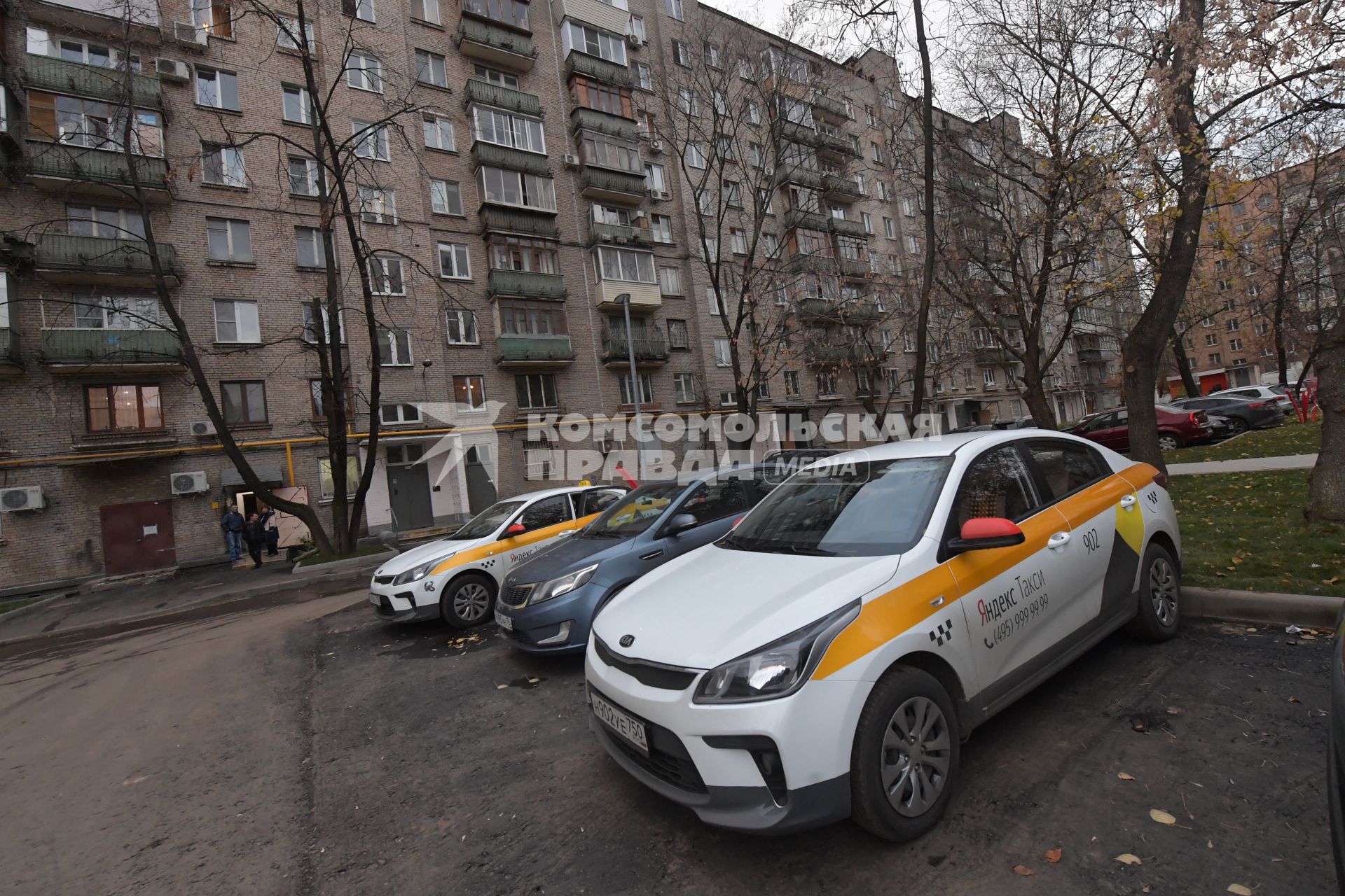 Москва.  Автомобиль сервиса `Яндекс.Такси` во дворе жилого дома.