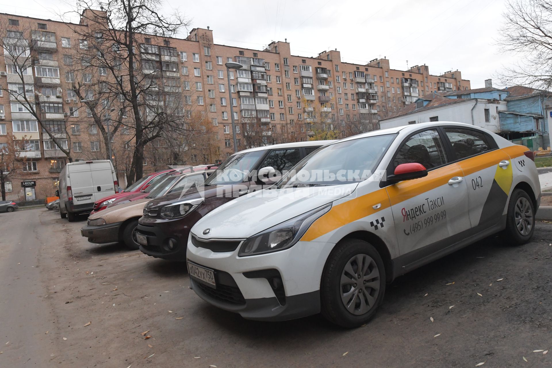 Москва.  Автомобиль сервиса `Яндекс.Такси` во дворе жилого дома.