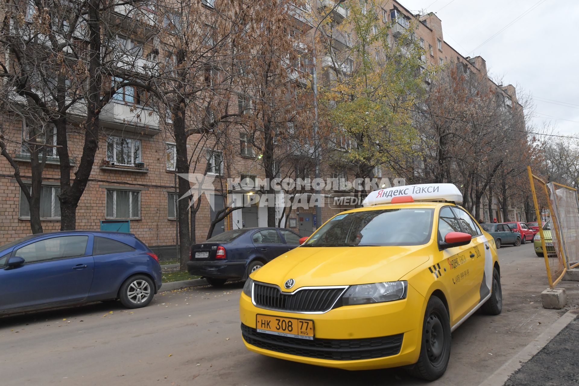 Москва.  Автомобиль сервиса `Яндекс.Такси` во дворе жилого дома.