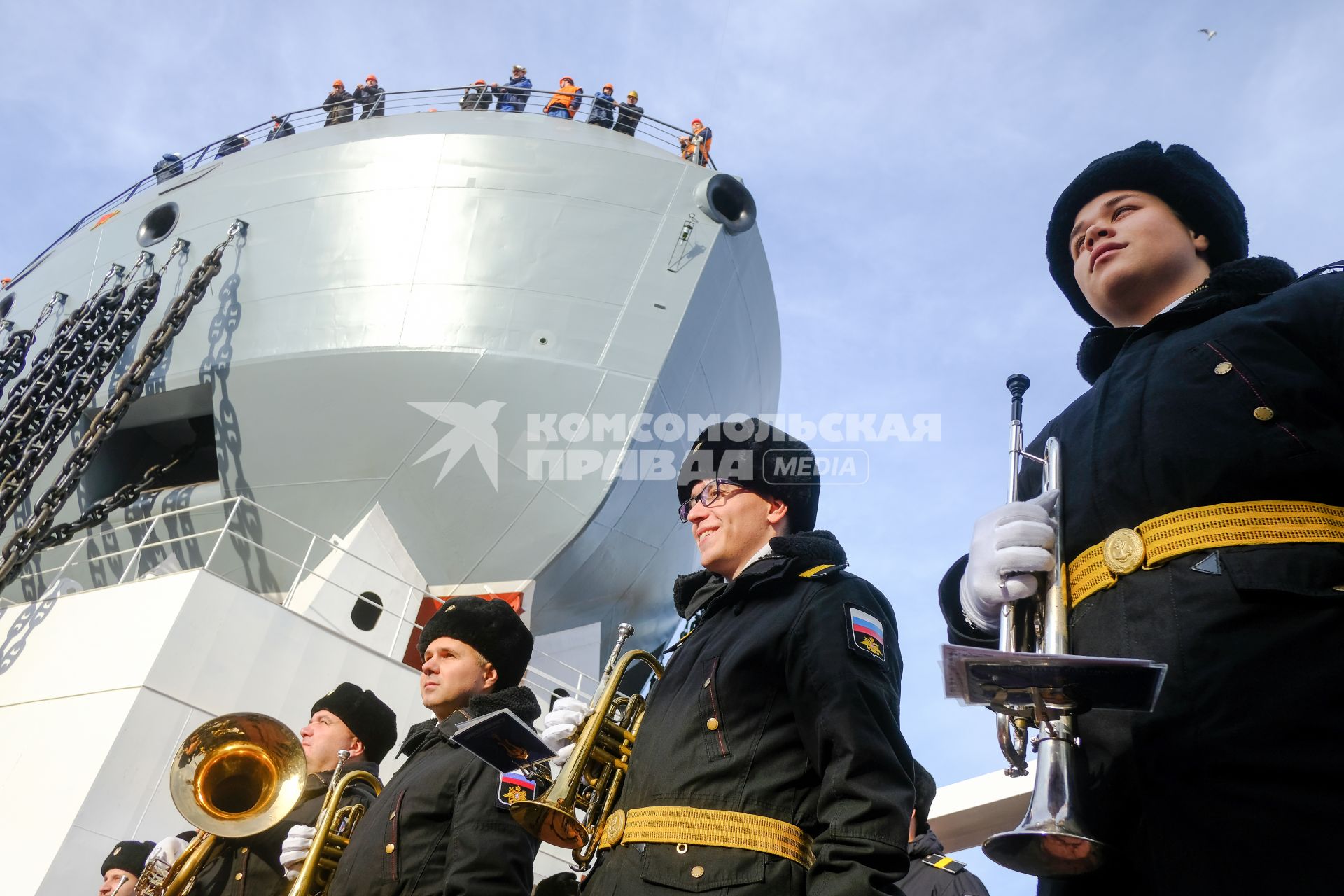 Санкт-Петербург. Музыканты военного духового оркестра во время торжественного спуска  на воду ледокола`Иван Папанин` на предприятии  `Адмиралтейские верфи`.