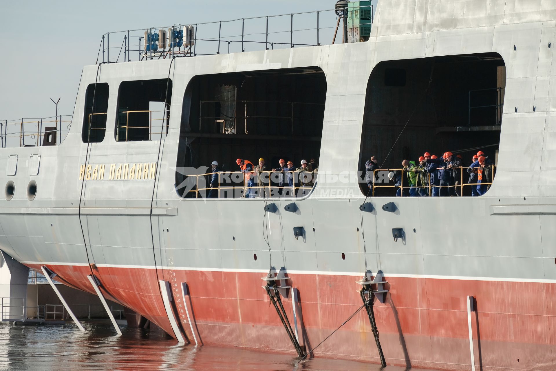 Санкт-Петербург. Во время торжественного спуска  на воду ледокола`Иван Папанин` на предприятии  `Адмиралтейские верфи`.