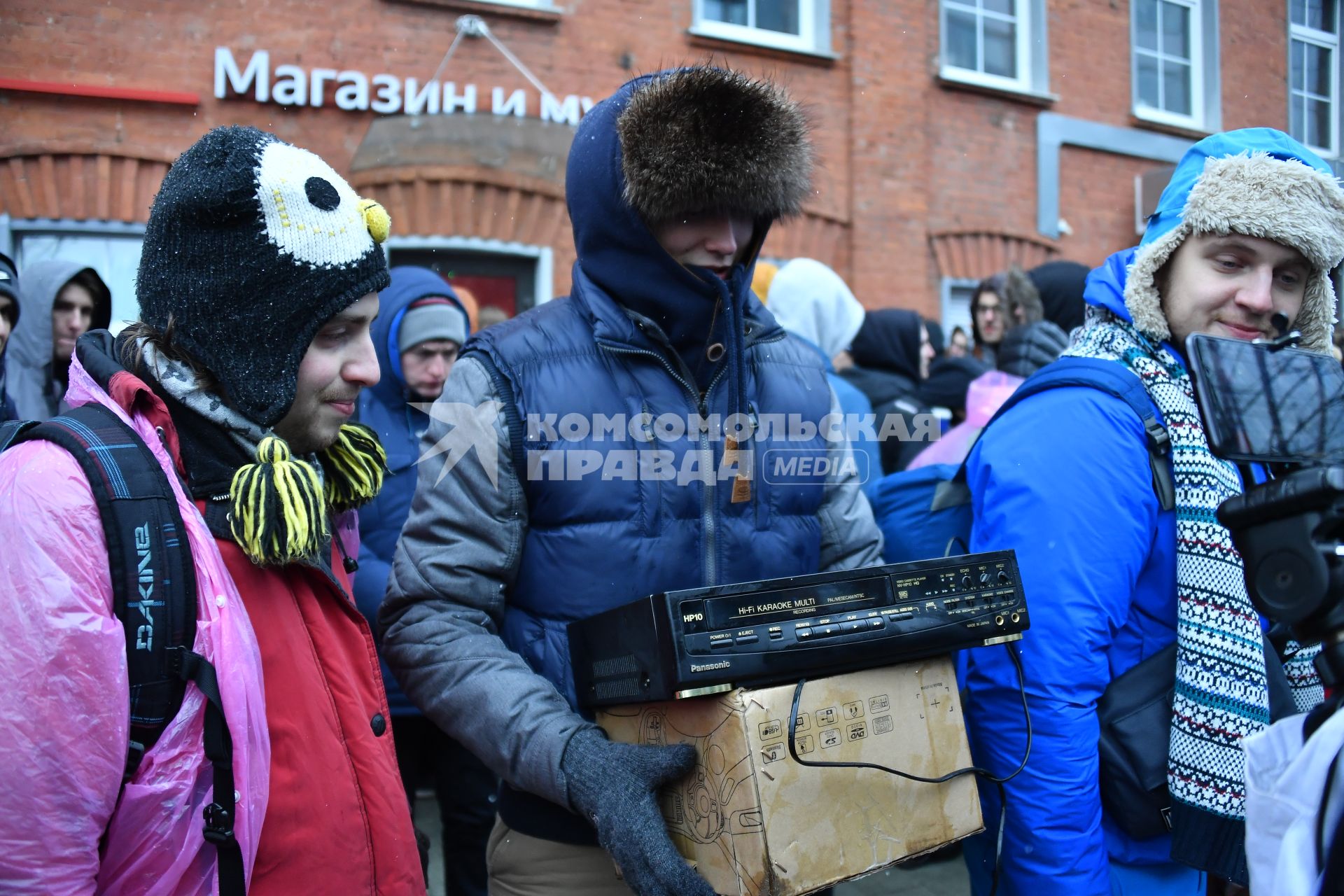 Москва.  Очередь у фирменного магазина компании `Яндекс`, где можно приобрести новую миниатюрную версию `умной` колонки - `Яндекс. Станция Мини`, а также получить ее бесплатно взамен на старую аудиотехнику.