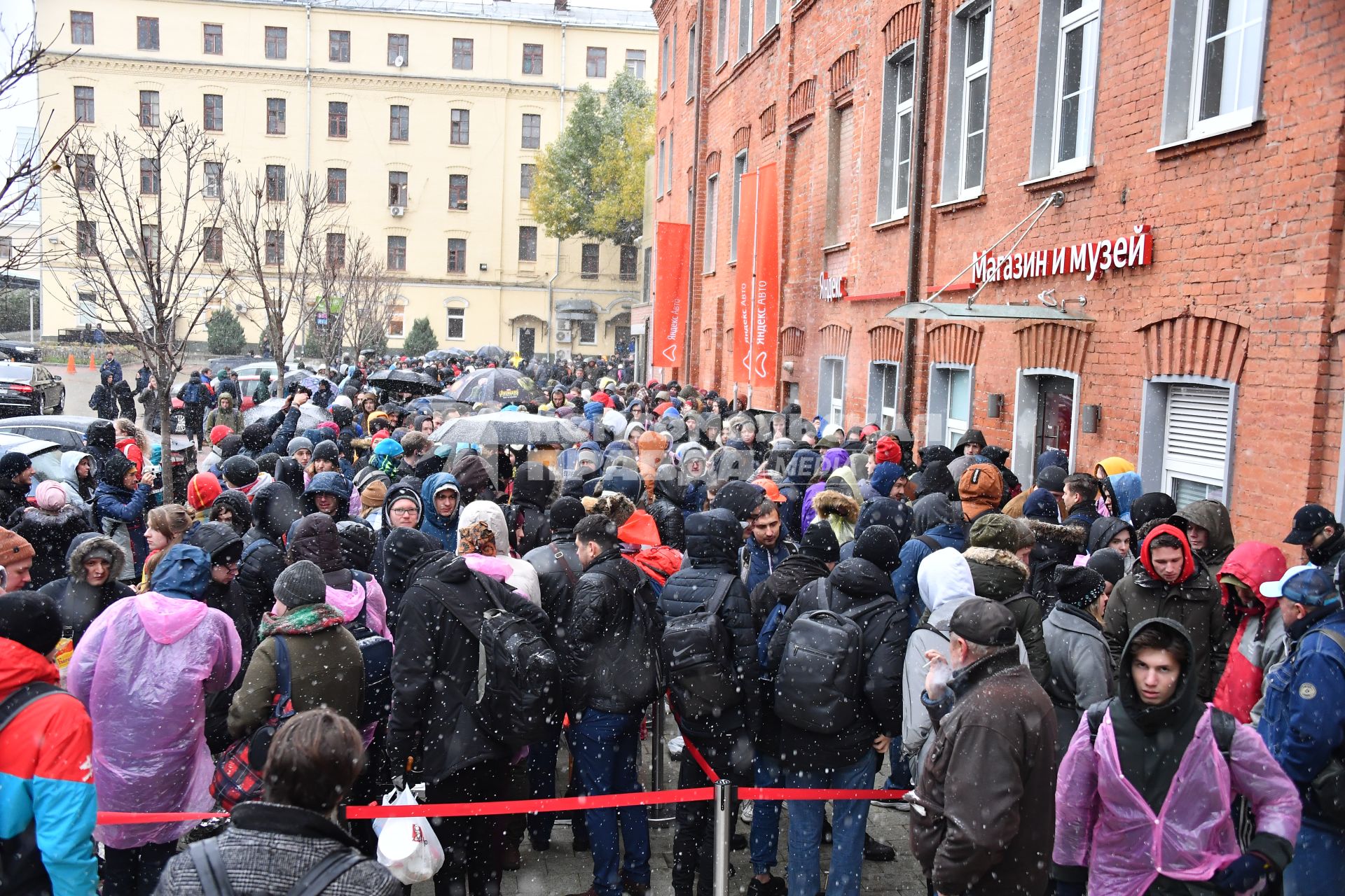 Москва.  Очередь у фирменного магазина компании `Яндекс`, где можно приобрести новую миниатюрную версию `умной` колонки - `Яндекс. Станция Мини`, а также получить ее бесплатно взамен на старую аудиотехнику.