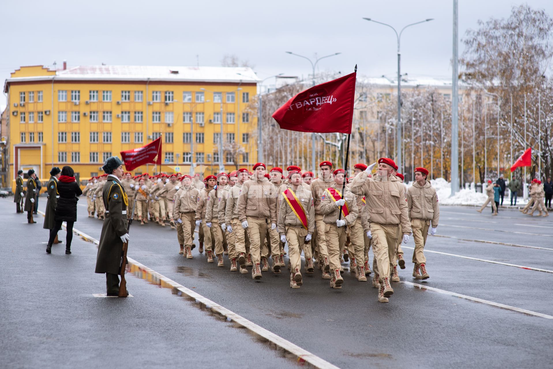 Самара. Марш юнармейцев в память  о конструкторе  стрелкового  оружия  Михаиле Калашникове на площади Куйбышева.