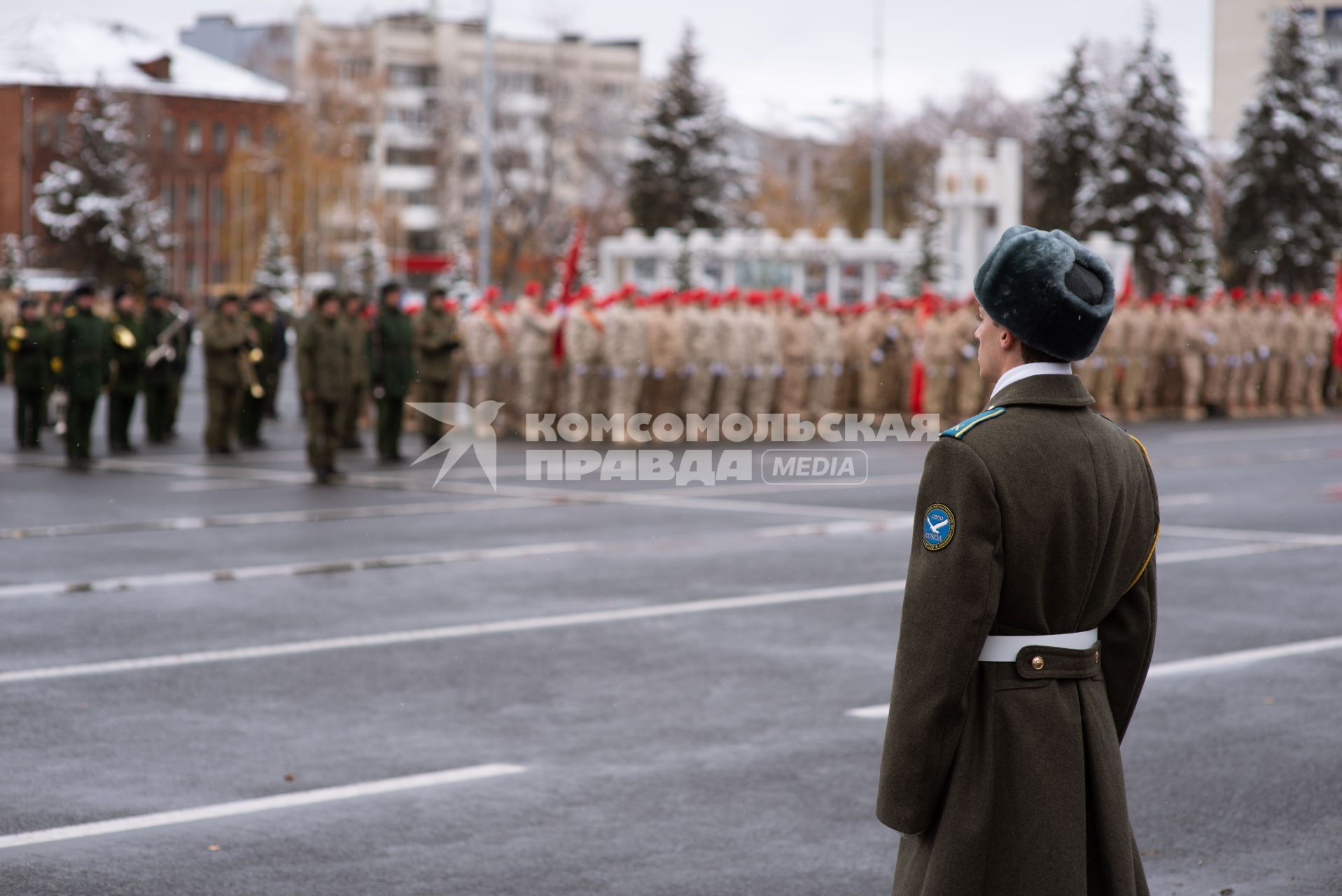 Самара. Перед началом марша юнармейцев в память  о конструкторе  стрелкового  оружия  Михаиле Калашникове на площади Куйбышева.