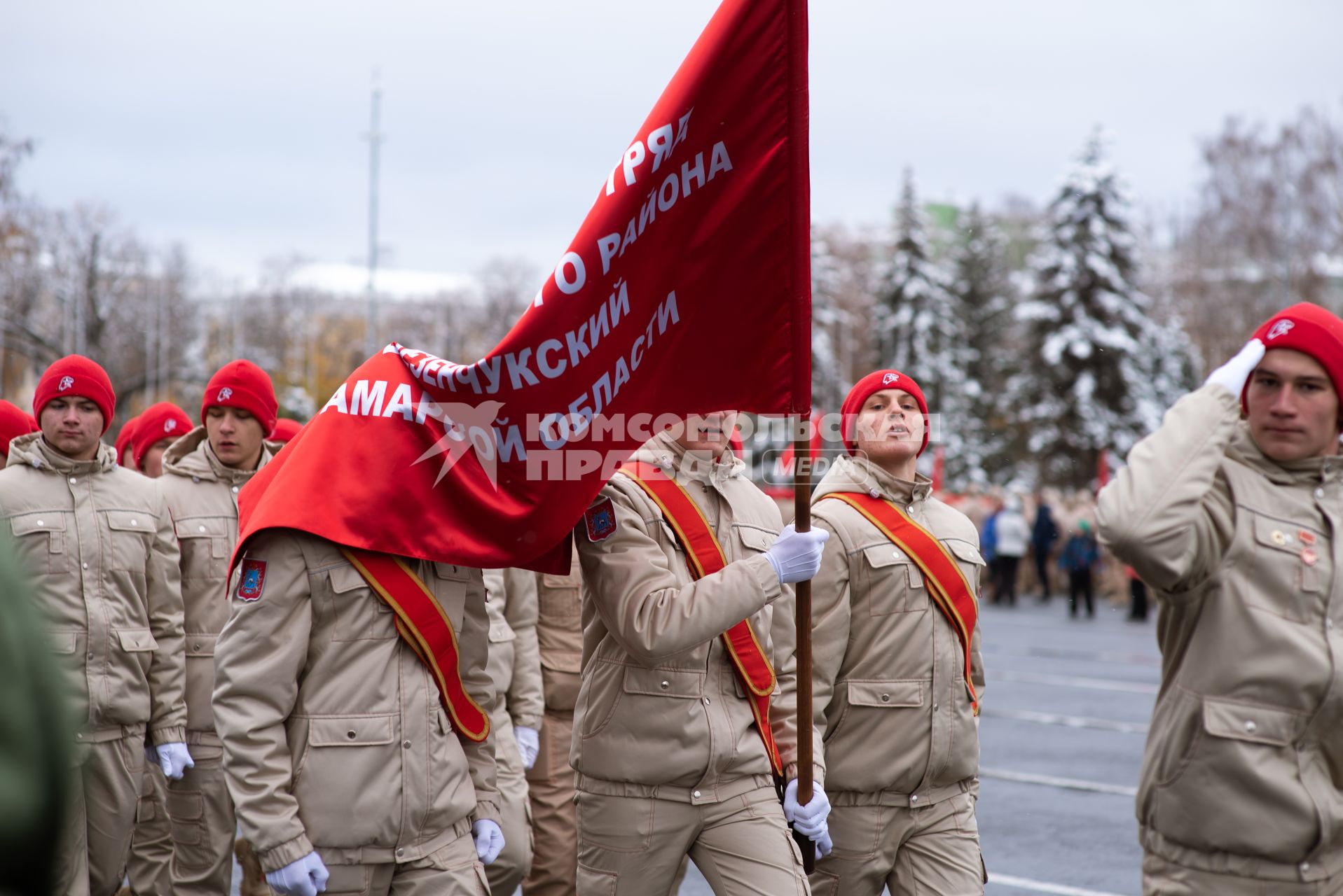 Самара. Марш юнармейцев в память  о конструкторе  стрелкового  оружия  Михаиле Калашникове на площади Куйбышева.