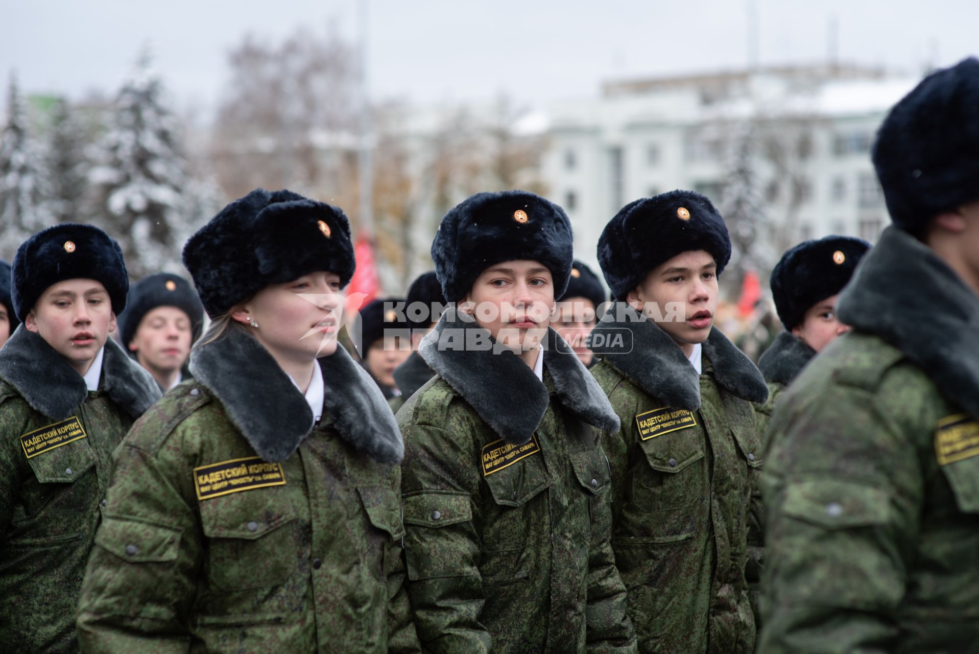 Самара. Марш в  память о конструкторе  стрелкового  оружия  Михаиле Калашникове на площади Куйбышева.