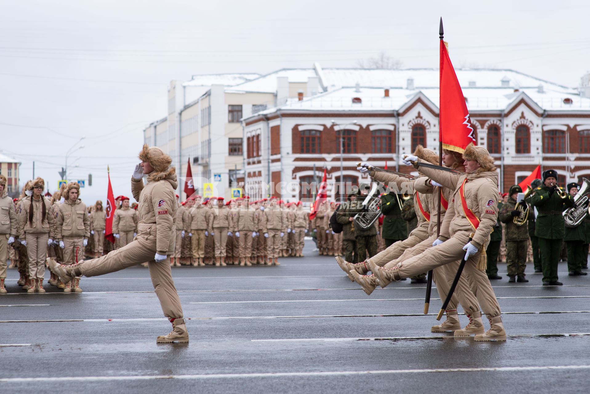 Самара. Марш юнармейцев в память  о конструкторе  стрелкового  оружия  Михаиле Калашникове на площади Куйбышева.