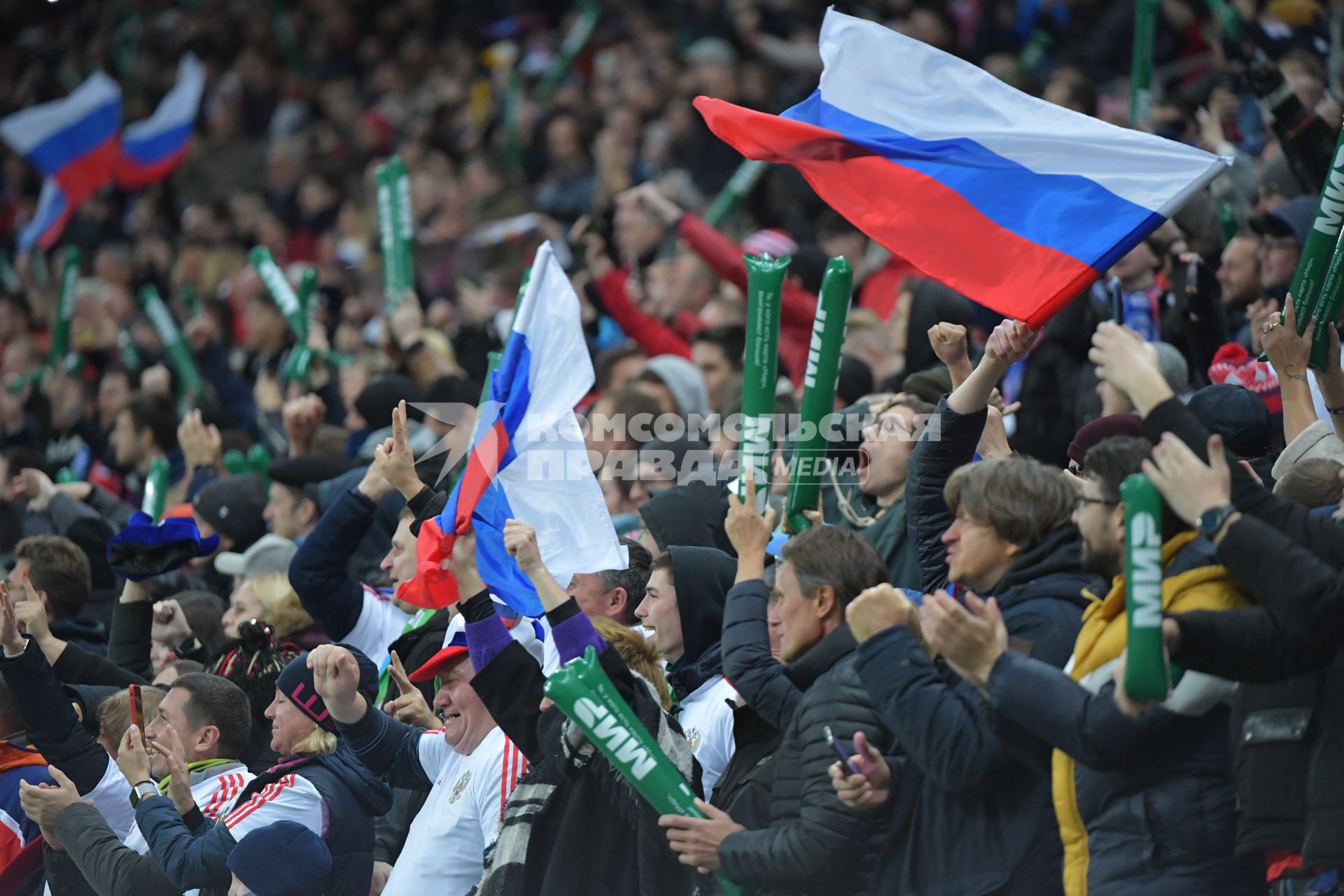 Москва. Болельщики сборной России во время отборочного матча чемпионата Европы по футболу между сборными  России и Шотландии.