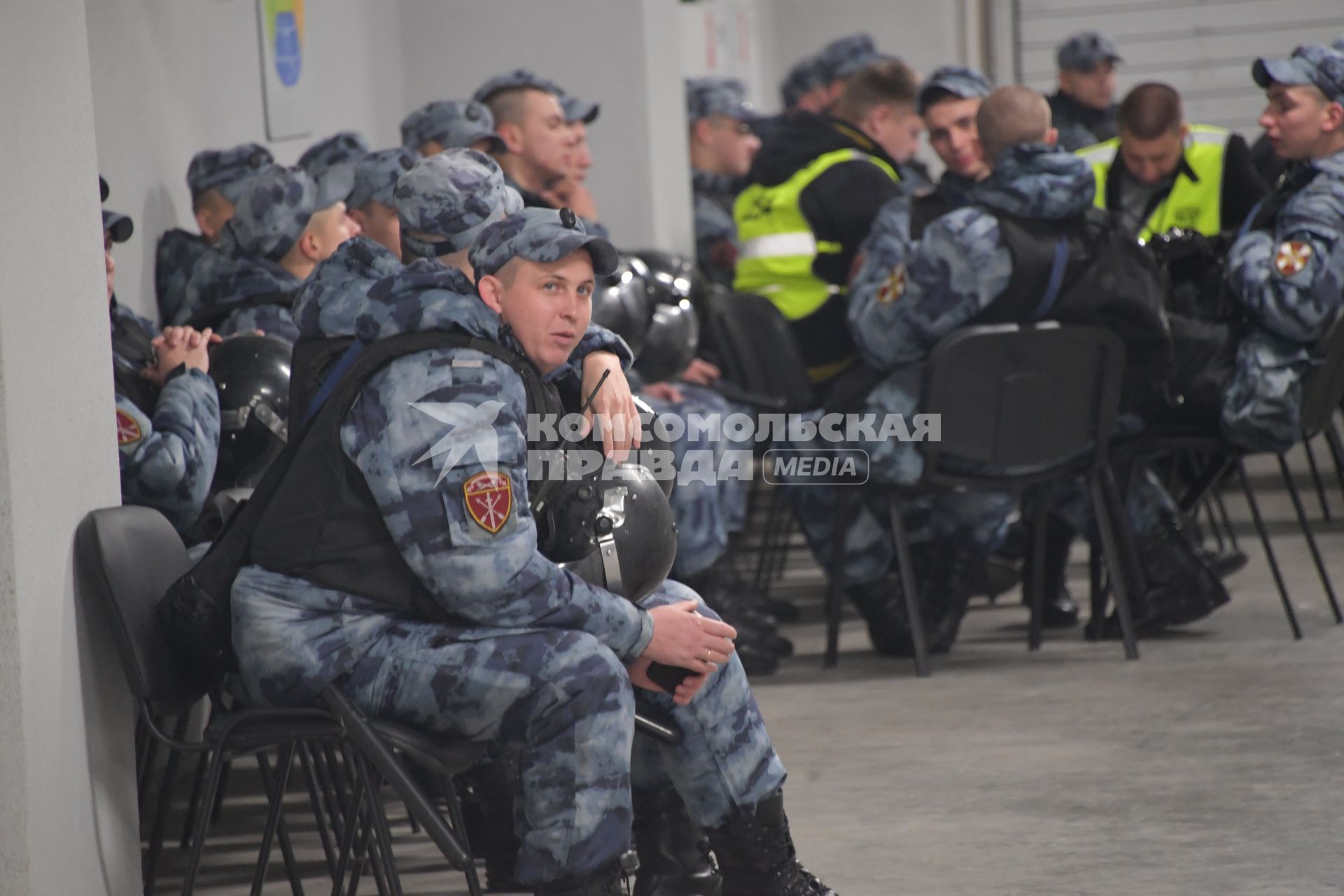 Москва. Сотрудники ОМОНа во время  отборочного матча чемпионата Европы по футболу между сборными  России и Шотландии.