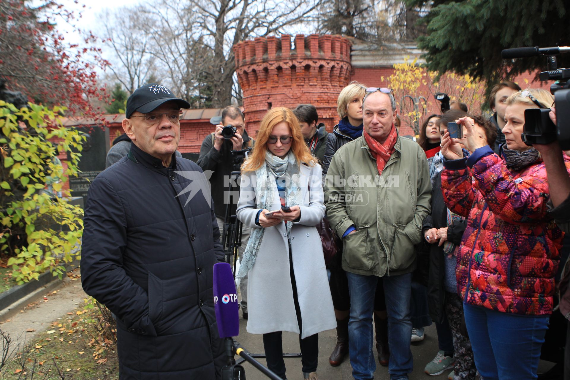 Диск366. Новодевичье кладбище. Труппа САТИРИКОНА в день 80-летия театра пришла к могиле Аркадия Райкина. 2019. На снимке: художественный руководитель театра, режиссер, актер Константин Райкин и режиссер Сергей Урсуляк (справа)